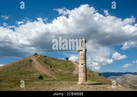 Eine geschnitzte Adlerstatue sitzt auf einer römischen Säule an der antiken Stätte von Karakus Tumulus (Grabhügel) in der Nähe der modernen Stadt Salkimbagi in der Türkei. Stockfoto