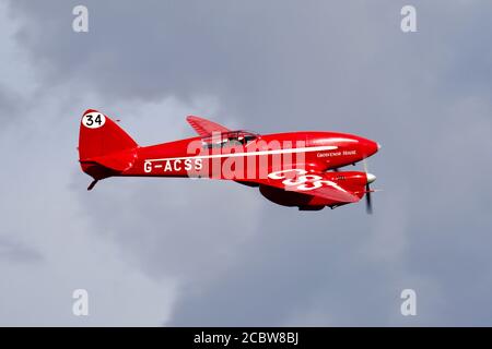 1934 de Havilland DH88 Comet ‘G-ACSS’ in der Luft am Drive-in Airshow bei Shuttleworth am 2. August 2020 Stockfoto