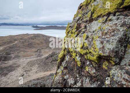 Grüne Flechten auf einem Felsen, Ogoi-Insel, Baikalsee, Russland Stockfoto