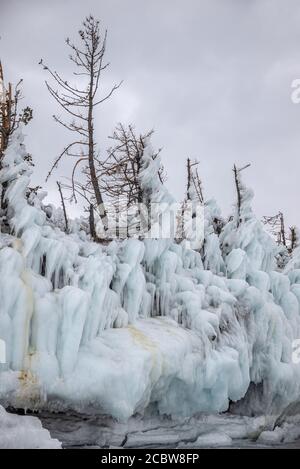 Bäume und Felsen mit Eis bedeckt, Baikalsee, Russland Stockfoto