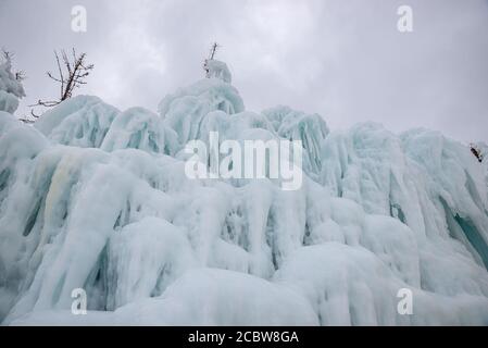 Bäume und Felsen mit Eis bedeckt, Baikalsee, Russland Stockfoto