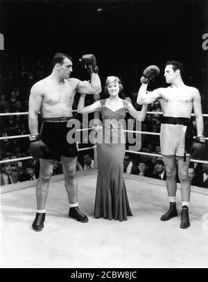 PRIMO CARNERA MYRNA LOY und MAX BAER im Boxring am Set offen während der Dreharbeiten ZUM PRIZEFIGHTER UND DER LADY 1933 Regisseur W.S. VAN DIKE Metro Goldwyn Mayer Stockfoto