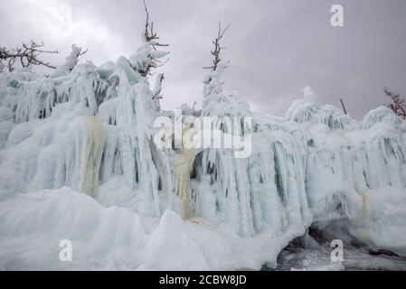 Bäume und Felsen mit Eis bedeckt, Baikalsee, Russland Stockfoto