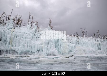 Bäume und Felsen mit Eis bedeckt, Baikalsee, Russland Stockfoto