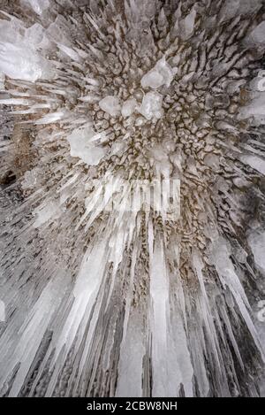 Stalaktiten hängen an der Decke einer Eishöhle am Baikalsee, Russland Stockfoto