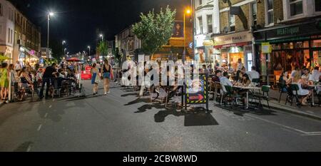 August 2020:mit Lockdown Gesetze entspannt, Northcote Road in Clapham ist Fußgängerzone, damit Restaurants und Bars, um Tische in der Straße für Gäste setzen Stockfoto