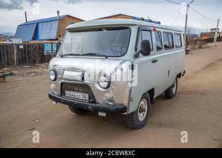 Ein UAZ 452 Van auf den Straßen von Chuzhir, Olchon Insel, am Baikalsee, Russland Stockfoto