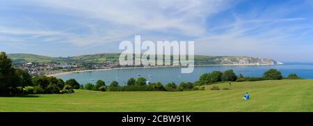 Ein Panoramablick auf die Swanage Bay bis hin zu den Kreidefelsen bei Old Harry Rocks Stockfoto