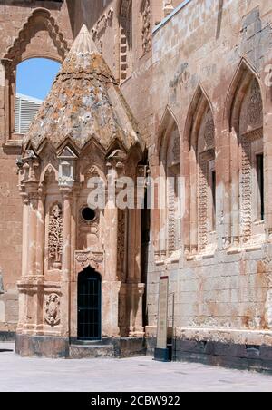 Der erste Innenhof des Ishak Pasa Palastes in der Nähe von Dogubayazit in der Osttürkei. Der Bau des Palastes wurde 1685 von Colak Abdi Pasa begonnen. Stockfoto