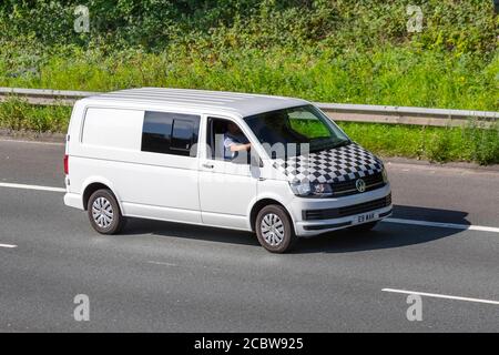 2016 weißer Volkswagen Transporter T30 St-LN TDI Fenstertransporter; Fahrzeugverkehr Fahrzeuge bewegen, Autos fahren Fahrzeuge auf britischen Straßen, Motoren, fahren auf der Autobahn M6. Stockfoto