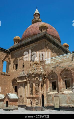 Der erste Innenhof des Ishak Pasa Palastes in der Nähe von Dogubayazit in der Osttürkei. Der Bau des Palastes wurde 1685 von Colak Abdi Pasa begonnen. Stockfoto