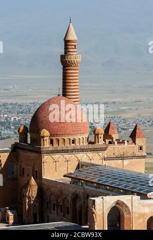 Die Sonne geht über der spektakulären Kuppel und dem Minarett des Ishak Pasa Palastes (1685 n. Chr.) in der Nähe der modernen Stadt Dogubayazit im Osten der Türkei auf. Stockfoto