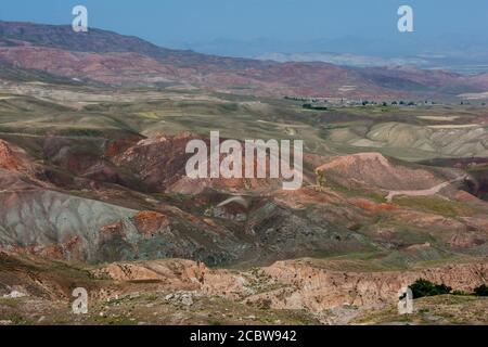 Die wunderschön gefärbte Landschaft aus der Nähe des Ishak Pasa Palastes in Dogubayazit im Osten der Türkei. Stockfoto