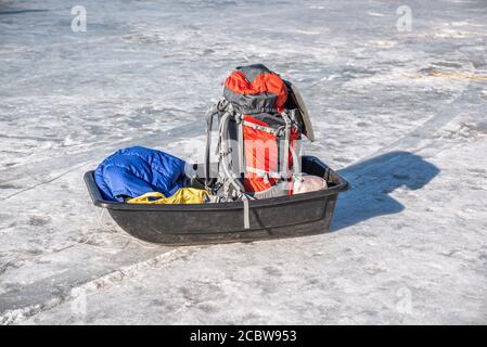 Eisschlitten eines Touristen über die gefrorene Oberfläche des Baikalsees, Russland Stockfoto