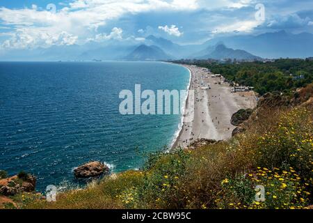 Ein schöner Blick auf den mediterranen Strand bei Konyaalti Plaji in Antalya, Türkei. Im Hintergrund das Taurusgebirge. Stockfoto