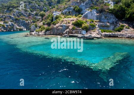 Ein Abschnitt der versunkenen Stadt mit byzantinischen Ruinen vor der Insel Kekova im Mittelmeer, Türkei. Die Stadt versank nach Erdbeben im Meer. Stockfoto