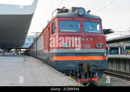 Zug Nr. 37 Tiflis - Baku, Internationaler Zug in Tiflis Bahnhof in Tiflis, Georgien. Georgien hat 1576km von 1520mm Meter Spurweite Schienennetz. Stockfoto