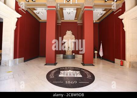 ISTANBUL, TÜRKEI - 01. AUGUST 2020: Eingangshalle des Istanbuler Archäologiemuseums Stockfoto