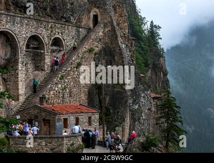 Die Treppe, die sich an der Seite einer Felswand festklammert, die zum Eingang des Klosters Sumela in der Nähe von Trabzon am Schwarzen Meer der Türkei führt. Stockfoto