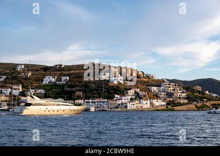 Kea Insel, Tzia, Sommerferien Reiseziel Griechenland. Luxuriöse weiße Yachten und Segelboote sind in der Vourkari Marina vor Anker. Sonniges Dorf, blauer Klo Stockfoto