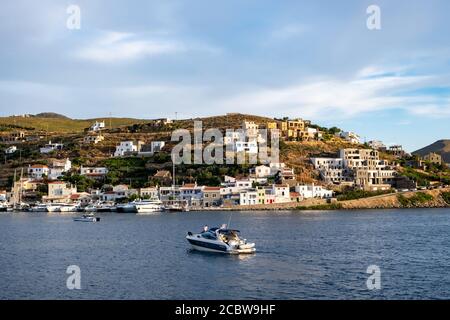 Kea Insel, Tzia, Sommerferien Reiseziel Griechenland. Luxuriöse weiße Yachten und Segelboote sind in der Vourkari Marina vor Anker. Sonniges Dorf, blauer Klo Stockfoto