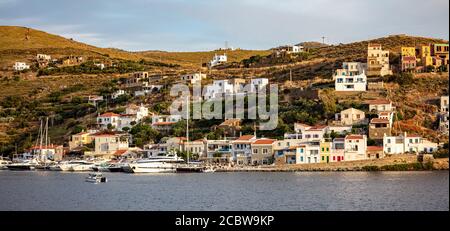 Kea Insel, Tzia, Sommerferien Reiseziel Griechenland. Luxuriöse weiße Yachten und Segelboote sind in der Vourkari Marina vor Anker. Sonniges Dorf, blauer Klo Stockfoto