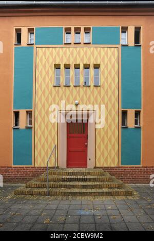 Deutschland, Berlin. Die kunstvoll bemalten Häuser der Gartenstadt Falkenberg von 1912 wurden 2008 zum UNESCO-Weltkulturerbe Stockfoto