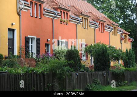 Deutschland, Berlin. Die kunstvoll bemalten Häuser der Gartenstadt Falkenberg von 1912 wurden 2008 zum UNESCO-Weltkulturerbe Stockfoto