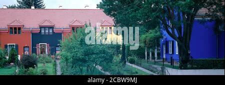 Deutschland, Berlin. Die kunstvoll bemalten Häuser der Gartenstadt Falkenberg von 1912 wurden 2008 zum UNESCO-Weltkulturerbe Stockfoto