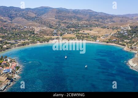 Kea Tzia Insel, Kykladen, Griechenland. Luftdrohnenansicht der Bucht von Otzias ein sommerlicher sonniger Tag Stockfoto