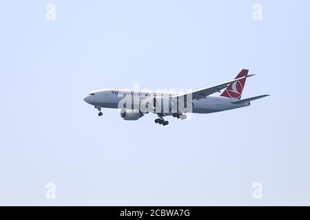 ISTANBUL, TÜRKEI - 07. AUGUST 2020: Turkish Cargo Boeing 777-F (CN 66578) landet auf dem Flughafen Istanbul Atatürk. Stockfoto