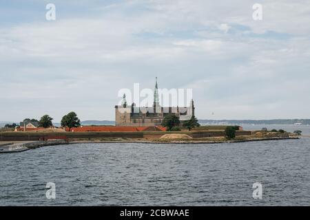 Hafen von Helsingor in Dänemark mit dem UNESCO-Weltkulturerbe Schloss Kronenborg im Hintergrund Stockfoto