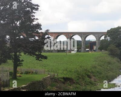 Die "Whalley Arches" sind die längsten Eisenbahnviadukt in Lancs und wurden aus 7 Millionen Ziegelsteinen der Ziegelei George Clarke in Rishton gebaut. Stockfoto