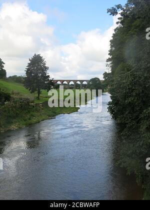 Die "Whalley Arches" sind die längsten Eisenbahnviadukt in Lancs und wurden aus 7 Millionen Ziegelsteinen der Ziegelei George Clarke in Rishton gebaut. Stockfoto