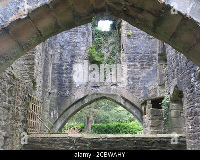 Die restlichen Steinmauern und die Struktur der Whalley Abbey, aus dem Zeitpunkt, als es ein Zisterzienserkloster zum ersten Mal im Jahr 1306 geweiht war; Clitheroe, Lancashire Stockfoto