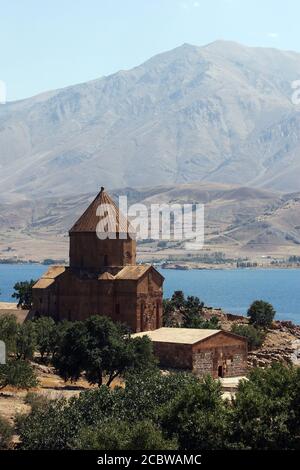 Die Akdamar Killisesi (Kirche des Heiligen Kreuzes) auf der Insel Akdamar am Van-See in der Osttürkei. Die Kirche wurde 921 n. Chr. erbaut. Stockfoto