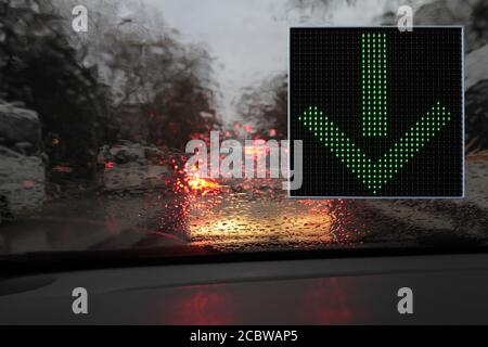 Bunte Verkehrswarnschilder mit LED-Lichtern. In eine Richtung, nicht U, nicht links abbiegen, nicht Biegen Sie rechts ab. Stockfoto