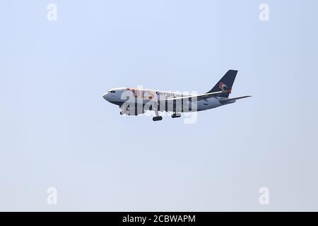 ISTANBUL, TÜRKEI - 07. AUGUST 2020: ULS Airlines Cargo Airbus A310-304F (CN 622) landet auf dem Flughafen Istanbul Atatürk. Stockfoto