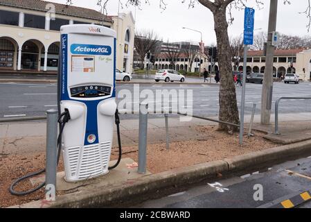 Eine Elektrofahrzeug-Elektroauto-Ladestation in einem öffentlichen Parkplatz im Freien in Canberra, ACT, Australien Stockfoto