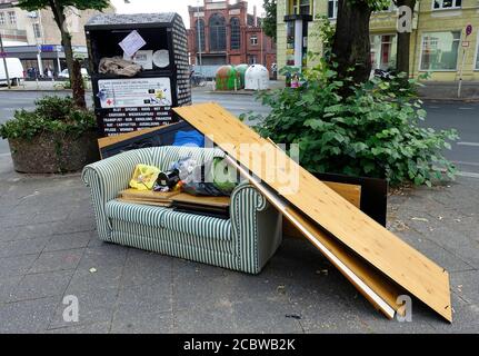 Sammelbox für gebrauchte Kleidung in Berlin Stockfoto