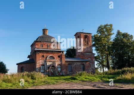 Kirche der Geburt der seligen Jungfrau Maria im Kasanovo Trakt. Kirche in Ruinen, im Wiederaufbau Stockfoto