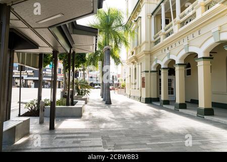 Flinders Street, Townsville, North Queensland, mit dem alten Postamt, das jetzt Townsville Brewing Co. Ist Stockfoto