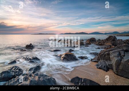 Felsen am Strand von Bagh Steinigidh auf der Insel Von Harris in Schottland Stockfoto