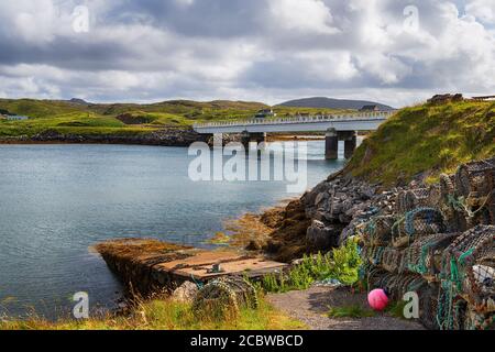 Die Brücke über den Atlantik, die die Insel Great verbindet Bernera mit der Isle of Lewis in den Äußeren Hebriden Von Schottland Stockfoto