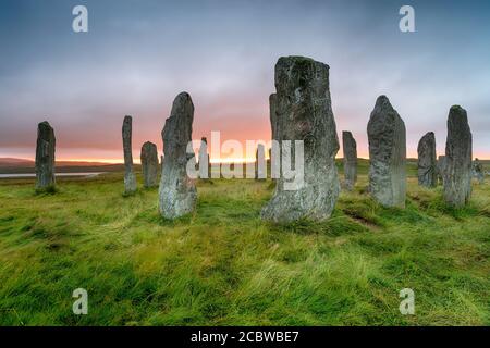 Stürmischer Sonnenuntergang über den Callanish Stones auf der Isle of Lewis auf den westlichen Inseln Schottlands Stockfoto