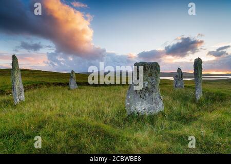 Sommeruntergang über Ceann Hulavig Steinkreis, auch Callanish 4 genannt, auf der Isle of Lewis in den Äußeren Hebriden von Schottland Stockfoto