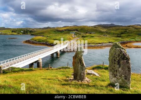 Die Brücke über den Atlantik und die stehenden Steine von Callanish VIII auf Great Bernera, einer kleinen Insel vor der Isle of Lewis in den Äußeren Hebriden von Stockfoto