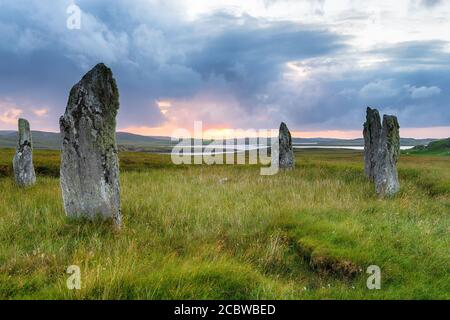 Sonnenuntergang über dem Callanish IV Steinkreis auch bekannt als Ceann Hulavig, auf der Isle of Lewis auf den Western Isles of Scotland Stockfoto