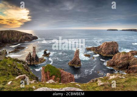 Brütende Himmel über dem Meer stapelt bei Mangersta auf dem Isle of Lewis auf den westlichen Inseln Schottlands Stockfoto