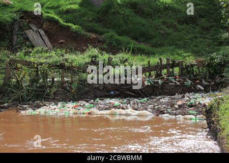 Müll sammelte sich in einer Flussbiegung des Bwindi-Tals im Westen Ugandas. Stockfoto